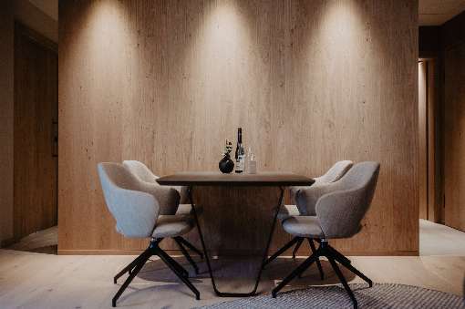 Bilder 1 bis 5: Furnier, wohin das Auge blickt: Dank des edlen Naturmaterials erstrahlt das Hotel Berghof in St. Johann im Pongau in zeitgemäßem Glanz. Fotos: europlac